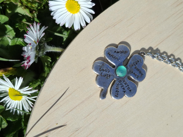 Collier trèfles à  4 feuilles 