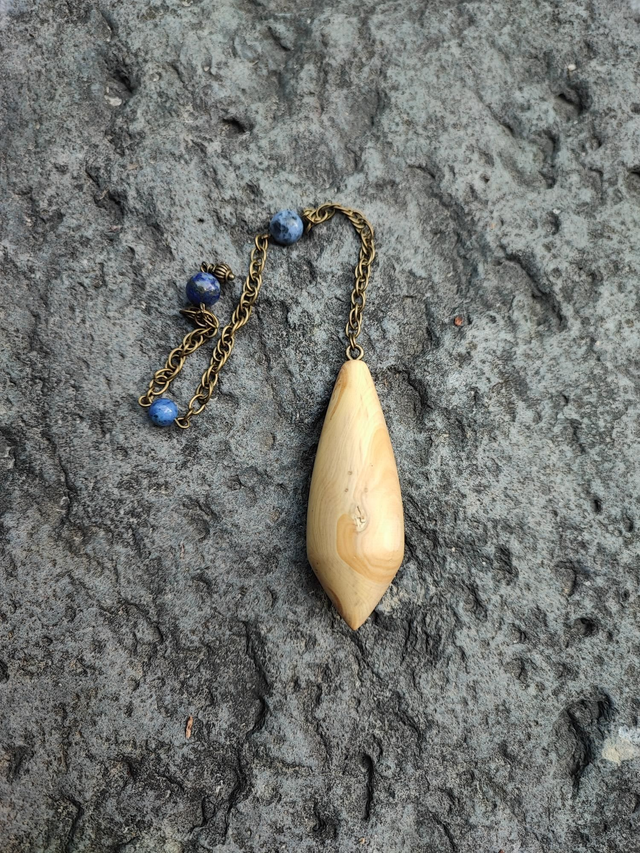 Pendule en Bois de Buis, Sodalite, Dumortiérite, Lapis Lazuli et Chaînette en Laiton vieilli