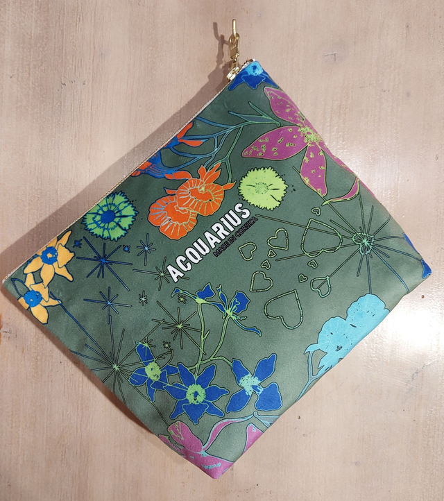 Orchidée Vert. Pochette et trousse en velours.