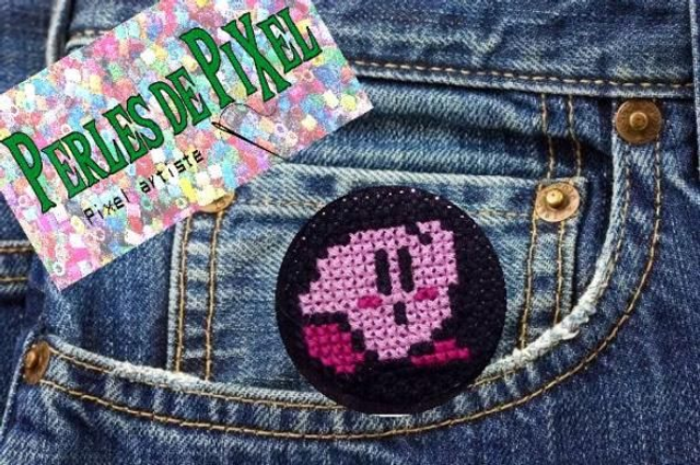 Kirby badge ou porte clé brodé à la main sur fond noir
