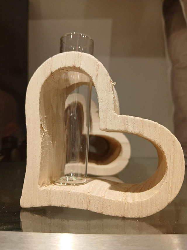 Robuust open houten hart met vaasje (10cmx4cmx12cm)