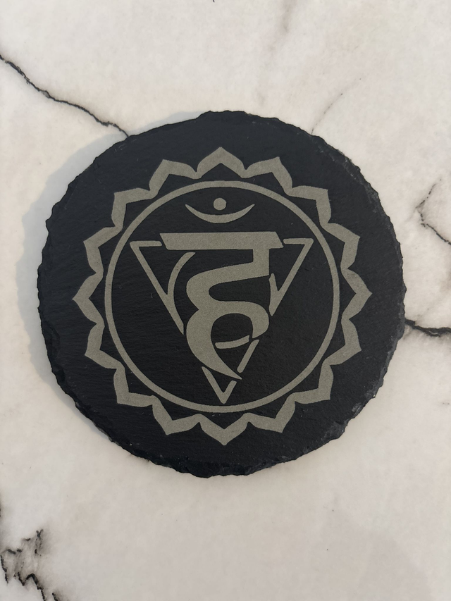 Chakra de la Gorge – Vishuddha gravé sur un dessous de verre en ardoise de 10 cm de diamètre