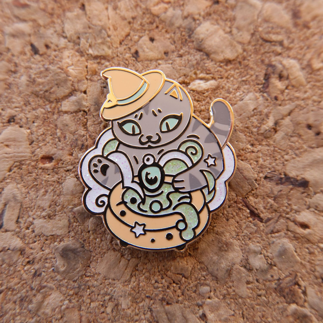 Pin's - Chat gris tigré et chaudron