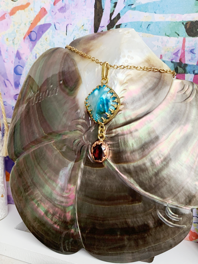 Duo - Collier avec pendentif en laiton, cuivre, nacre et grenat