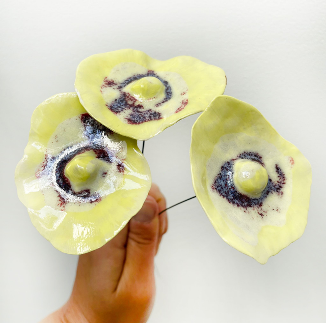 Coquelicots engobe jaune émail effet violet - Dessous engobe jaune (lot de 3)