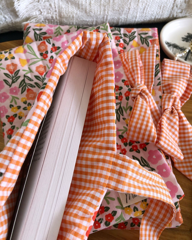 Pochette à livres Flora - ouverture latérale avec nœud en vichy