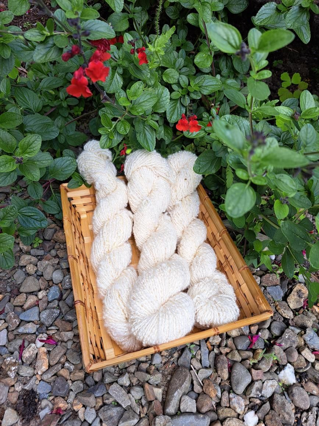 Handspun boucle yarn