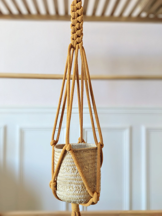 Lot suspension en macramé coloré pour plante + panier en feuilles de palmier