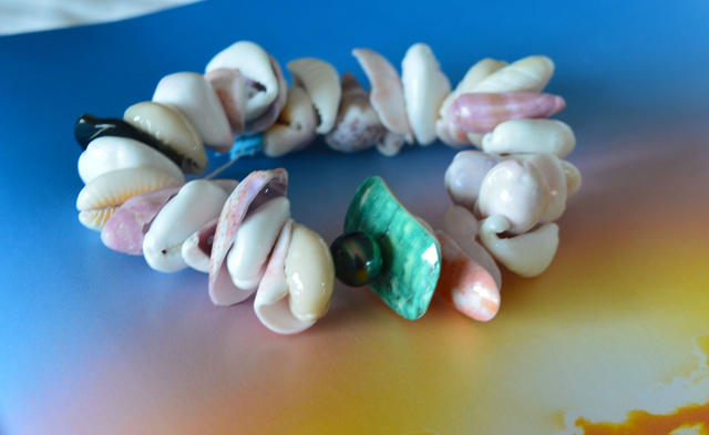 Bracelet coquillages roses pâles, blancs, vert (burgo) -perle de Tahiti - élastiqué -diamètre6 cm