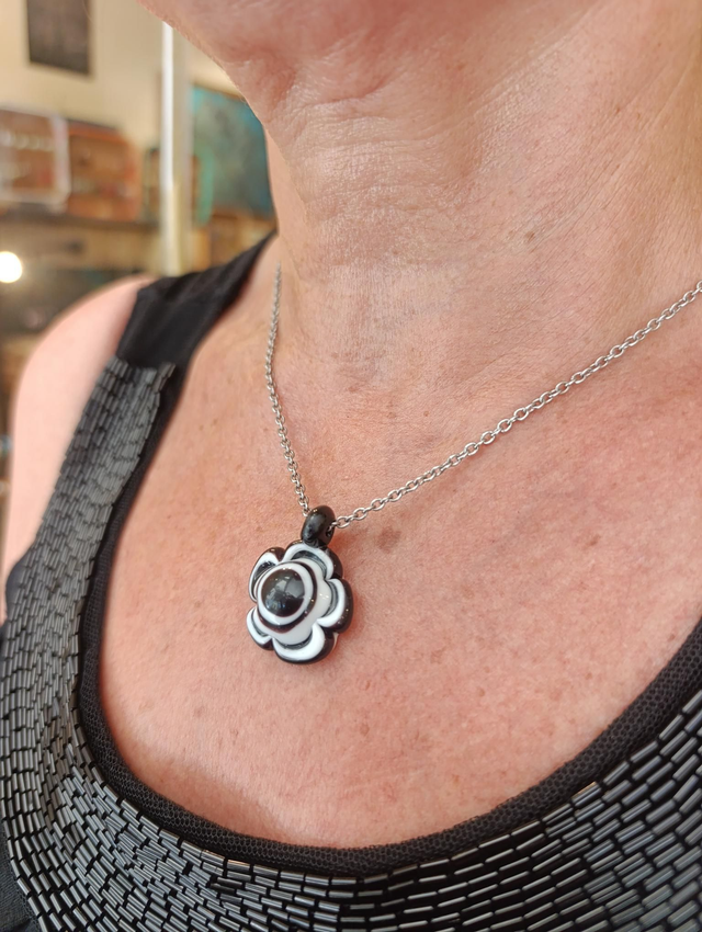 Pendentif artisanal en verre filé – Collection Fleurs Pop. 