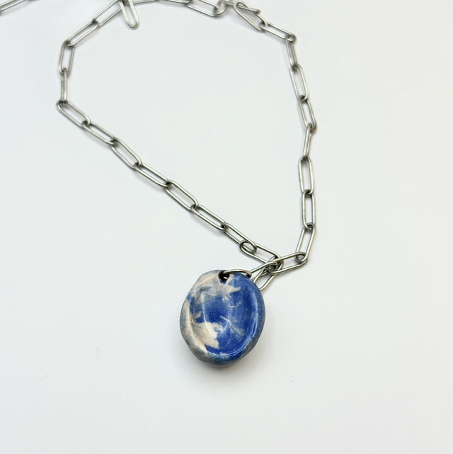 Collier “Pierre Apaisante ” en terre mêlée ciel bleu modelé à la main