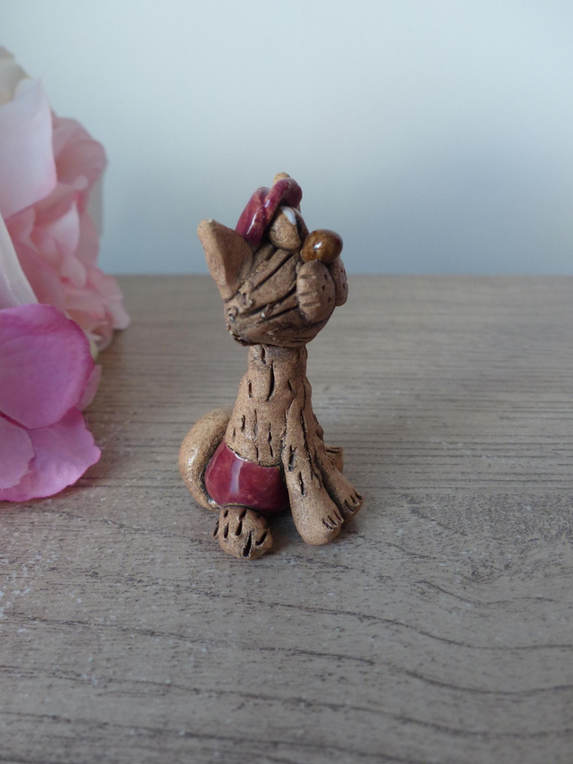 Vintage chat miniature art poterie, figurine chat amusant avec short et casquette rouges, chat vacancier touriste baigneur estivan voyageur