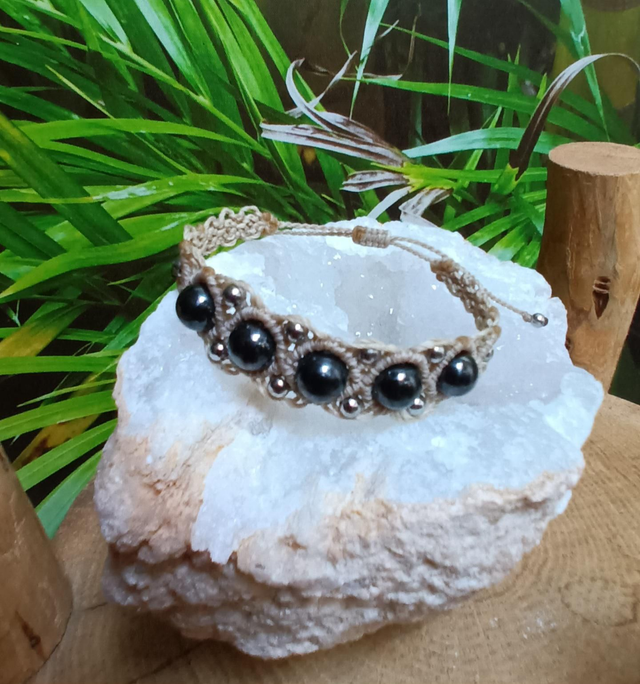 Bracelet en micro-macramé et hématite magnétique