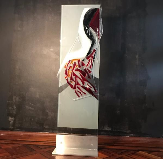 12 Glasobjekt „lady V" . 35 x 107 cm