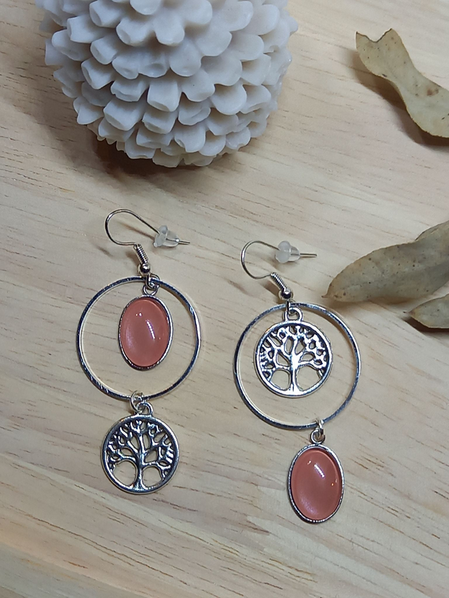 Boucles d&#039;oreilles asymétriques - cabochon ovale orange /  arbre de vie dans cercle argenté / argenté
