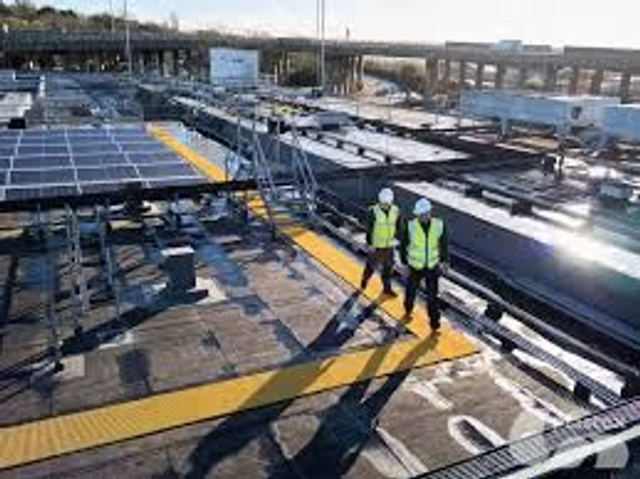 XGrip 20/20 Sturmerprobtes Flachdach-Laufstegsystem mit 4-Wege-Entwässerung, optimierter Rutschfestigkeit und 10 Jahren Garantie