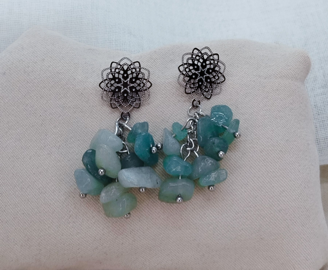 Clous d'oreilles "fleurs" acier inoxydable en pierres naturelles baroques (aventurine verte)