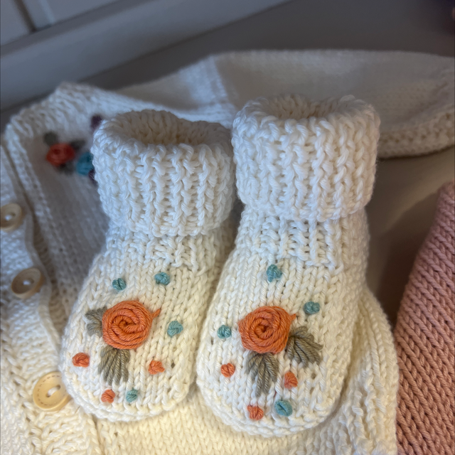 Babyschühchen mit Blümchen Stickerei weiß