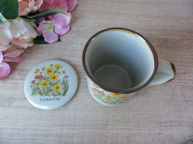 Tisanière Vintage en Grès Français – Mug avec Couvercle – Décor Floral Champêtre – Tasse Beige Mouchettée – Cadeau pour Amateur de Thé