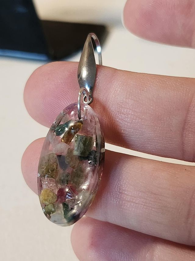 Boucle résine et tourmaline