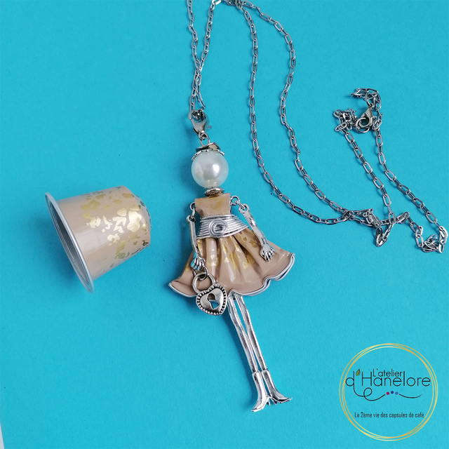 Pendentif poupée