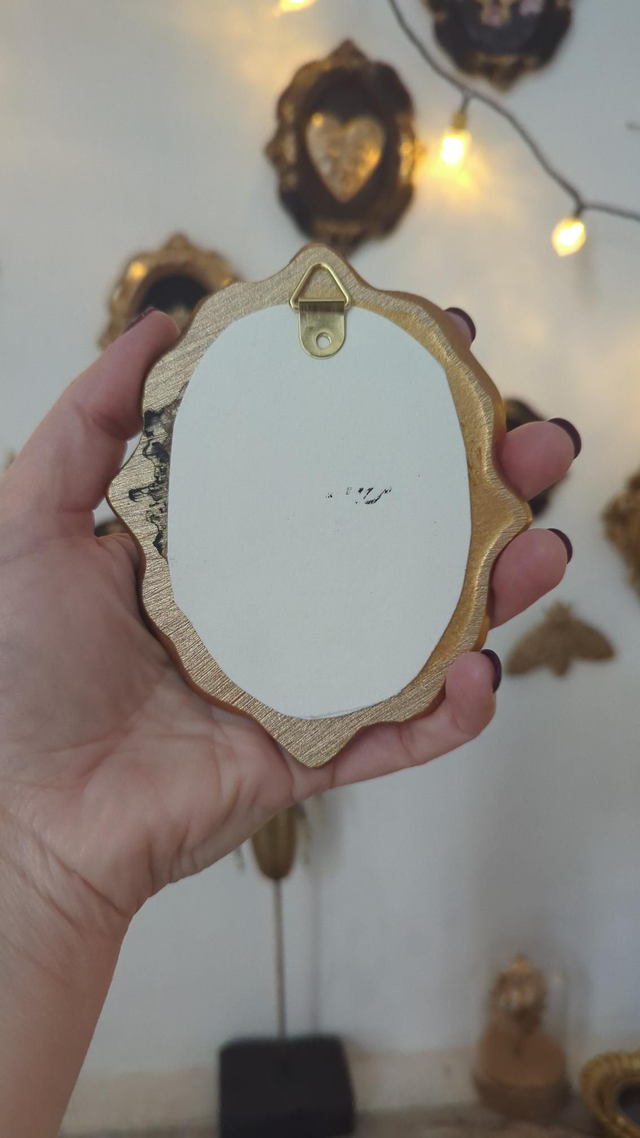 Cadre baroque doré vieilli scarabée