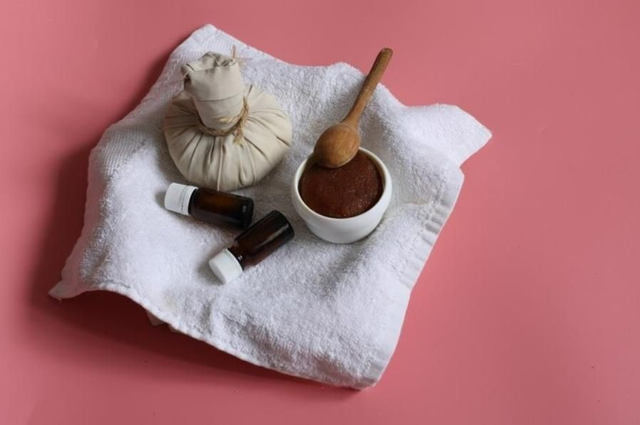 Massage visage aux pochons de thé vert et aux fleurs