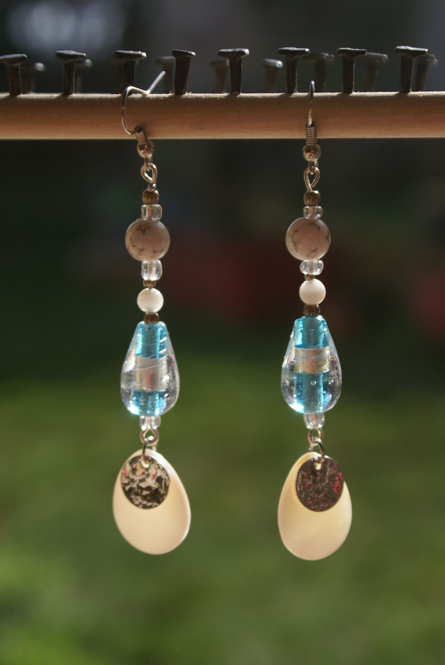 Boucles d&#039;oreilles avec grandes perles verre et nacre.