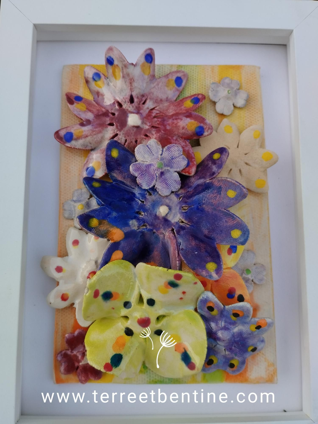 Composition florale en faïence 