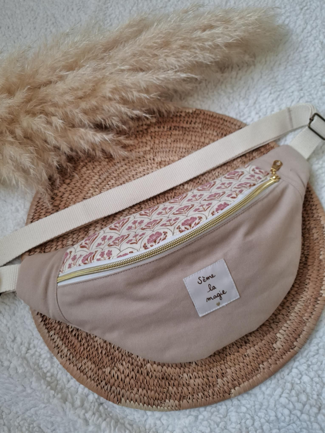 Banane beige / fleurs roses / étiquette Sème la magie