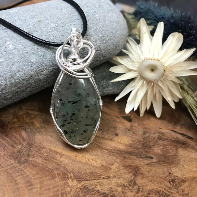 Quartz à inclusions de biotite et malachite