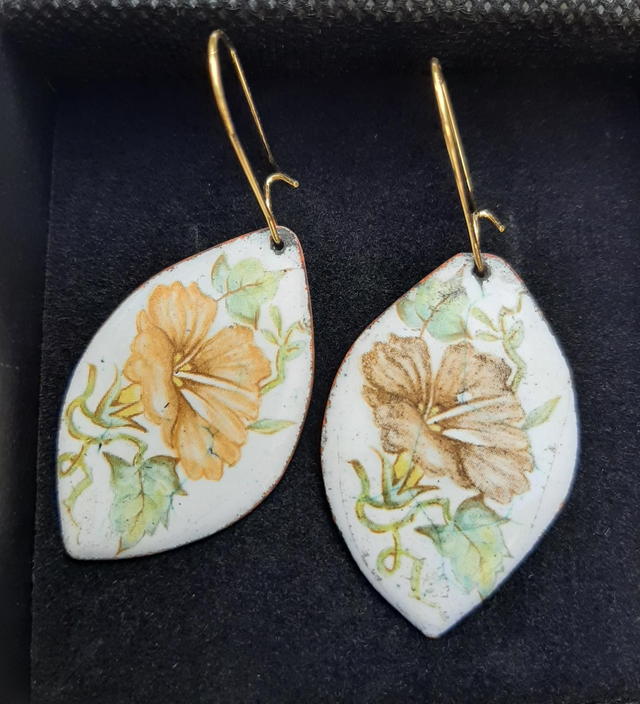 Boucles d&#039;oreilles feuilles blanches vieux rose