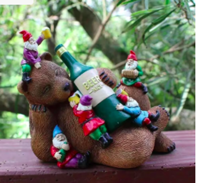 Tuinkabouter beeldje Dronken beer met kabouters (14cm)