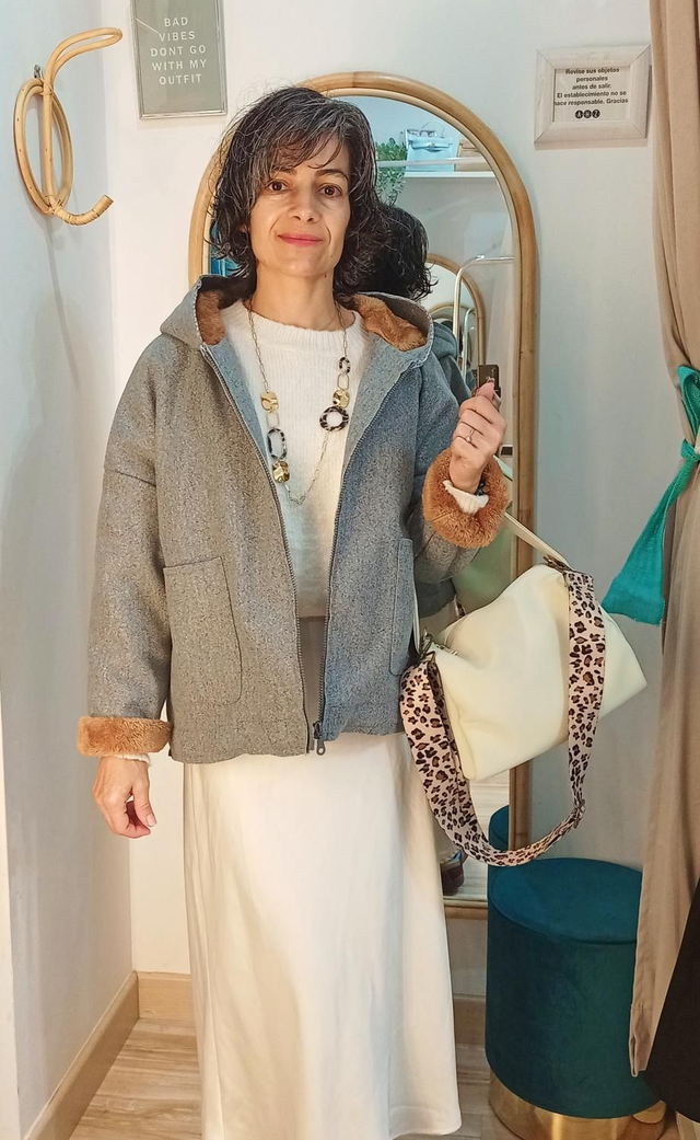 Abrigo corto paño capucha