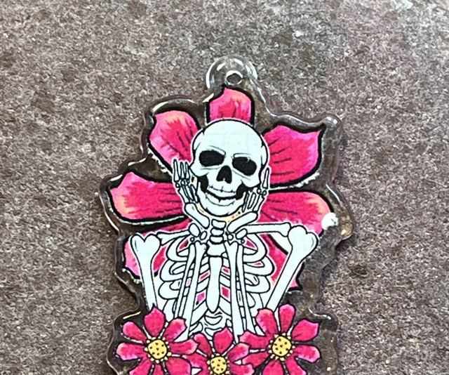 Pinkki luuranko riipus