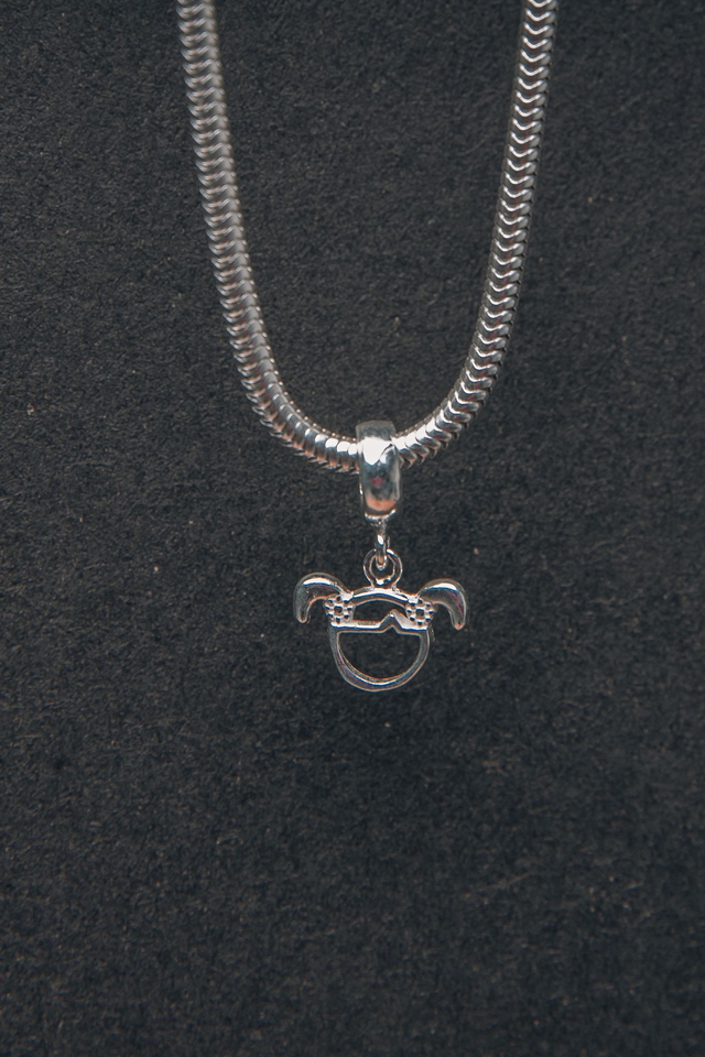 Berloque prata cabeça menina 