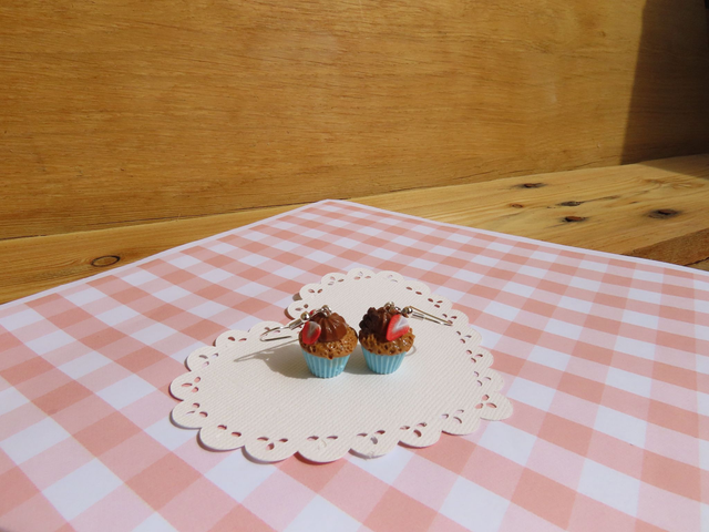 🧁 Boucles d'oreilles - Cupcakes chocolat et fraises