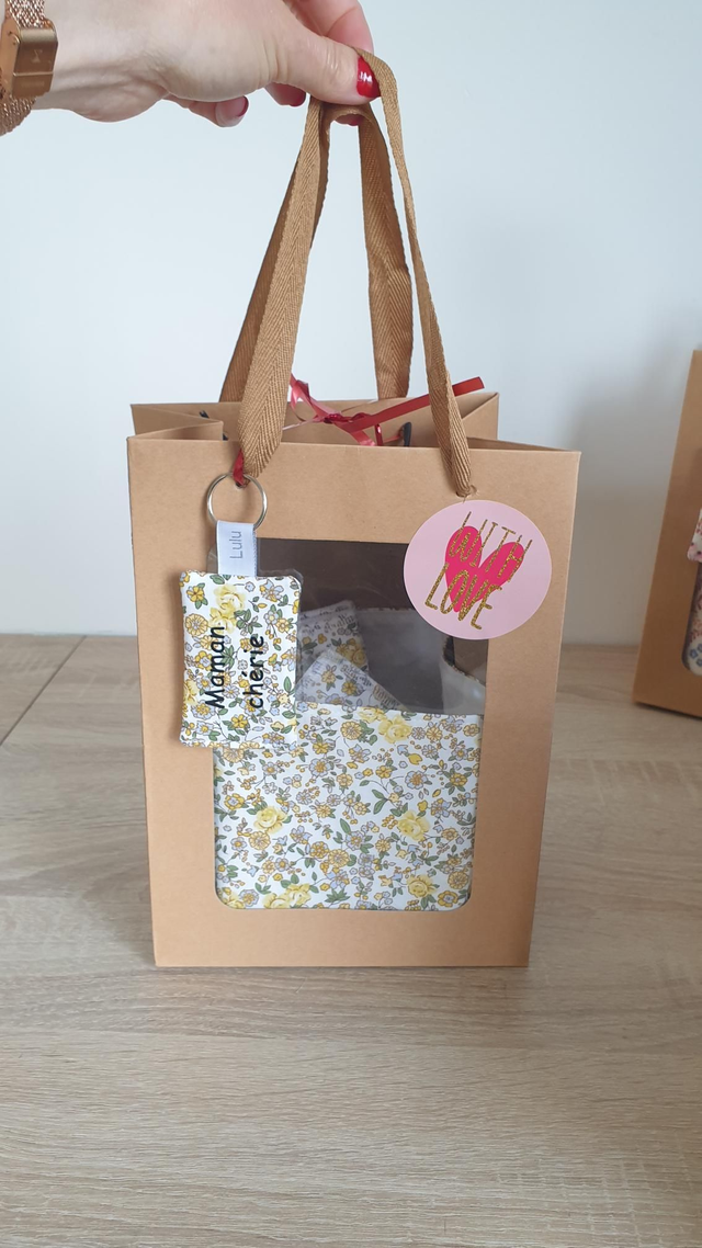 Coffret panier + 7 cotons + 4 serviettes visage + porte clés fleuri jaune