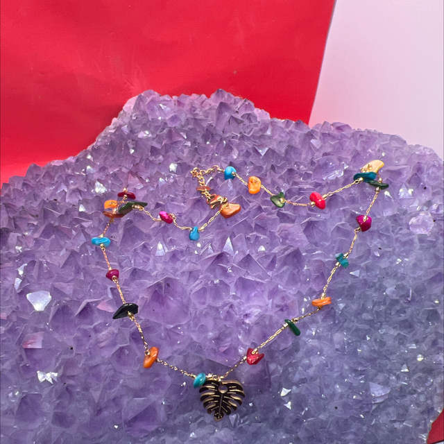 **Collier en Agate Teintée – Couleurs et Élégance**