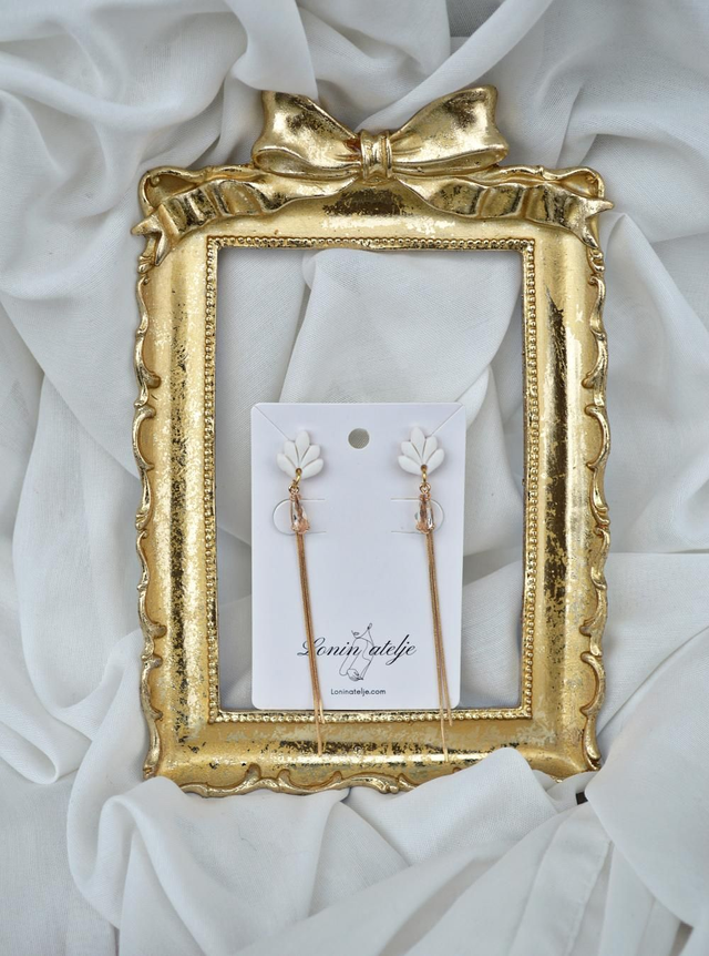 Poročna kolekcija 2026 - Viseči beli uhani s kapljico in nitkami