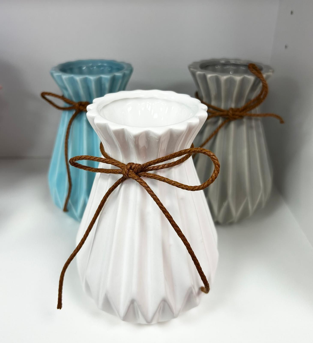 Vaso in ceramica 15 cm,3 colori,con nastrino in corda