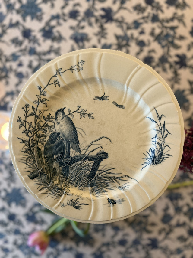 PLAT AUX OISEAUX 1 - Plat piédouche (ou présentoir) aux Oiseaux par la manufacture française de Gien - Terre de Fer