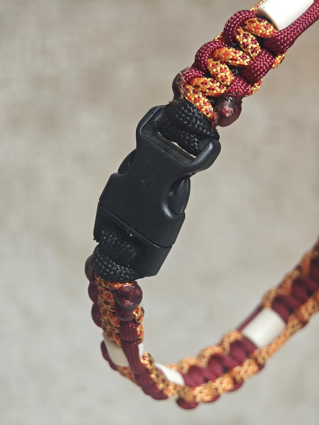 Collier en paracorde avec attache plastique (NON Réglables)