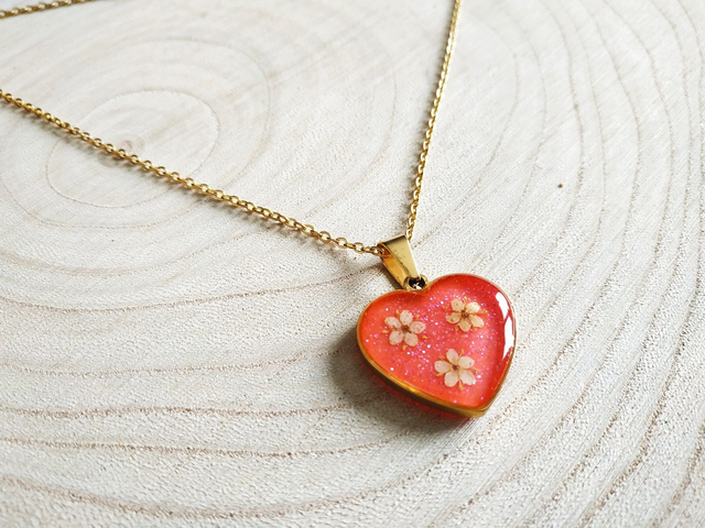 Collier cœur fleuri rouge doré