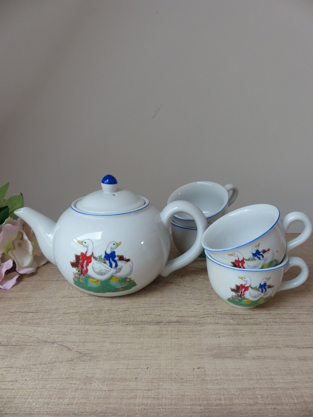 Ensemble Théière et 4 Tasses Vintage - Décor Canards à Écharpes Colorées | CTC Design Atlanta USA - Petit-Déjeuner Original