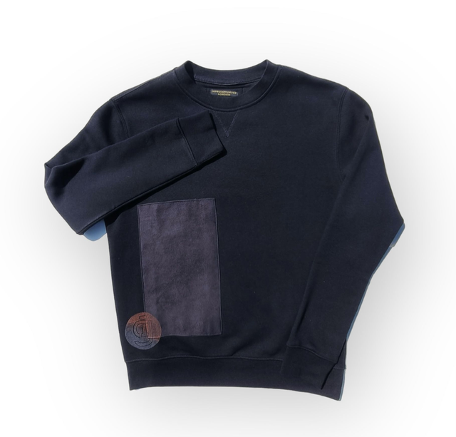 Sweatshirt with long suedette front patch pocket featuring small handprinted Muśe Logo