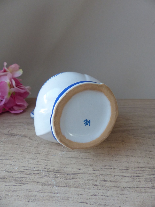 Ancien huilier ou vinaigrier en céramique blanche décor bleu champêtre médiéval musicien jardinier, Petit vase peint main décoration cuisine