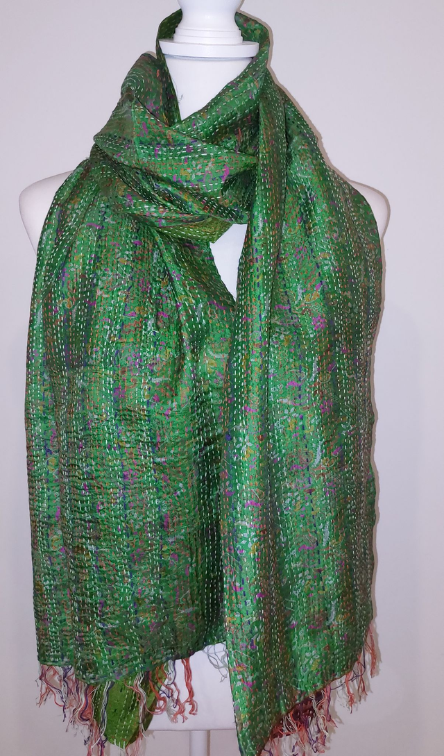 Étole réversible - Sari surcyclé brodé Kantha - Unique - Confectionnée à la main - Vert, marron...