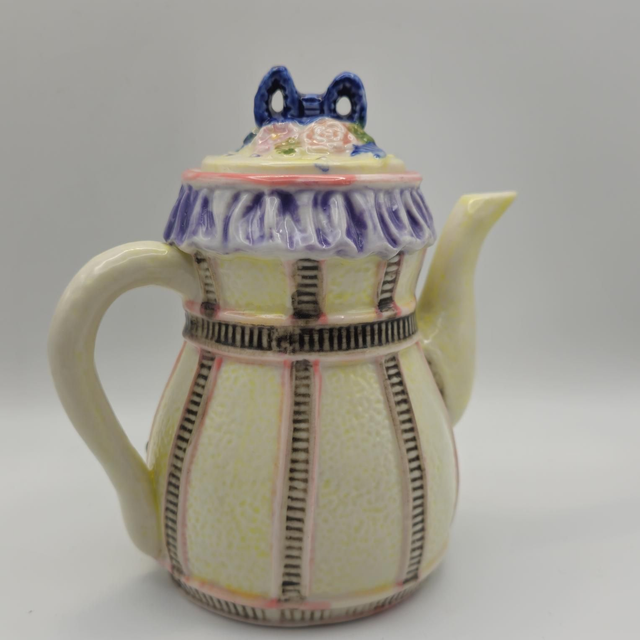 Petite théière à froufrous