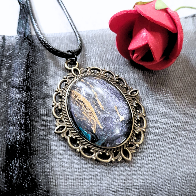 TRESOR OUBLIE - Collier - Noir, doré et argent - Métal bronze ancien